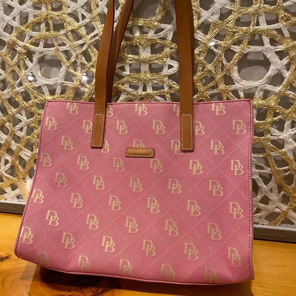 Dooney And Bourke Bag NWOT. Bag is beautiful